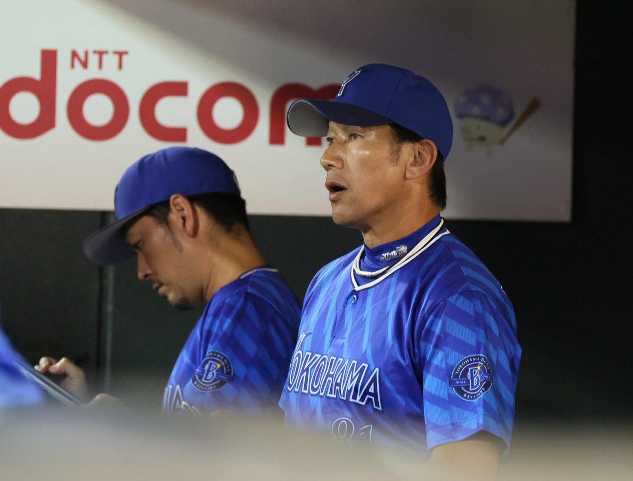 広島対DeNA 7回表終了時、ベンチ内のDeNA三浦監督（撮影・加藤孝規）