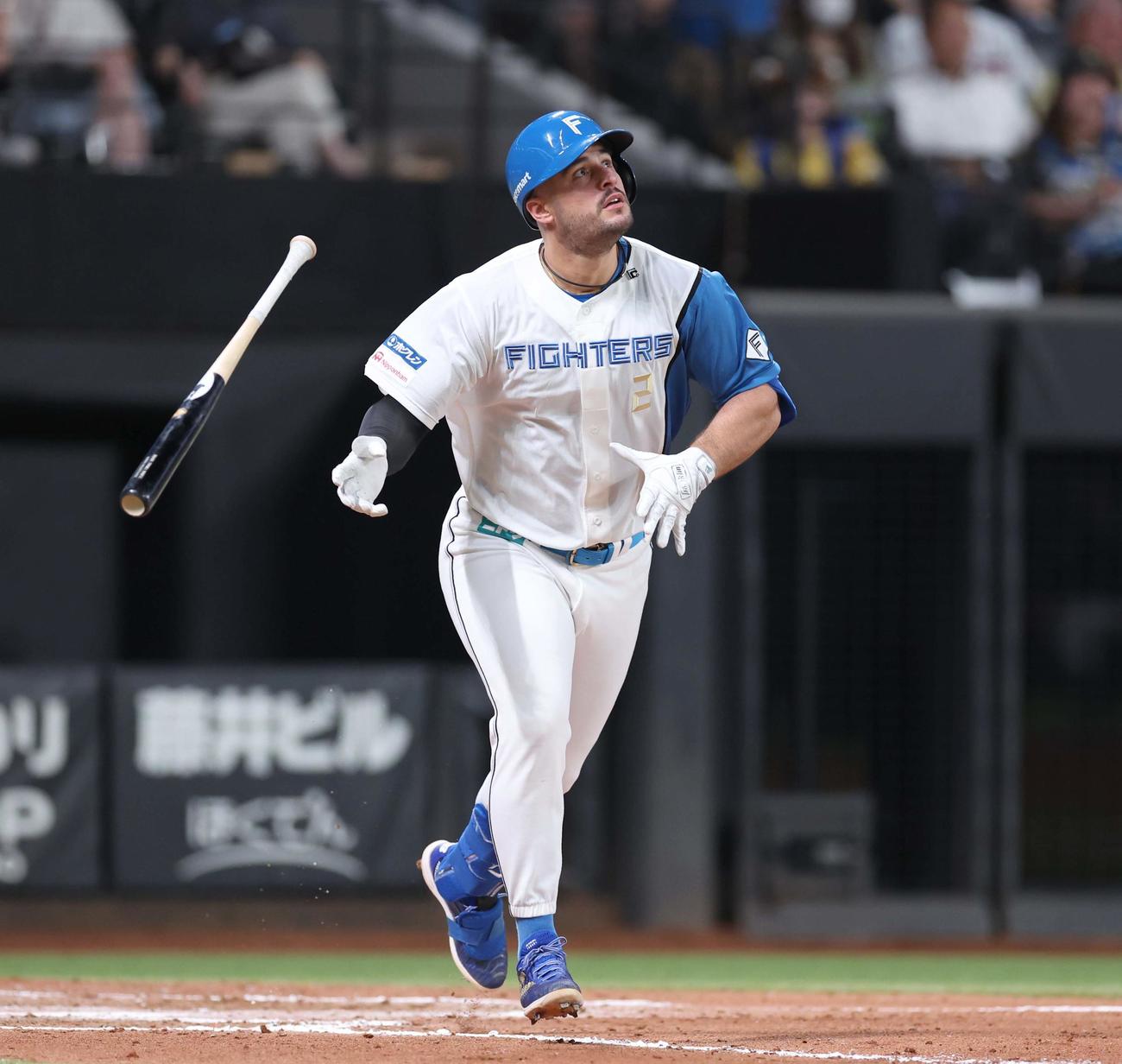 日本ハム対オリックス　7回裏日本ハム1死一塁、右越え2点本塁打を放つマルティネス（撮影・黒川智章）