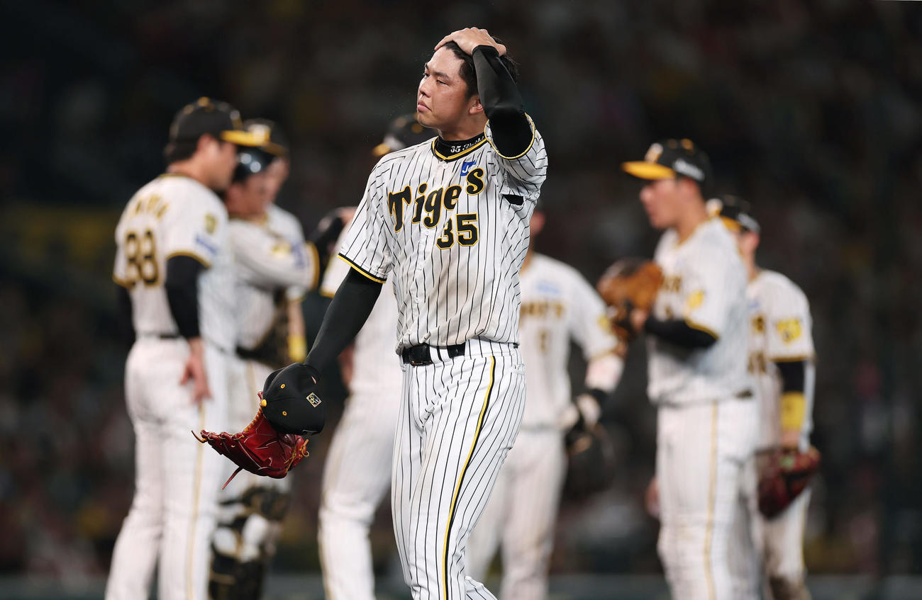 阪神対巨人　7回表巨人1死満塁、打者丸を迎えたところで降板となり、悔しそうな表情を見せる才木（撮影・前田充）