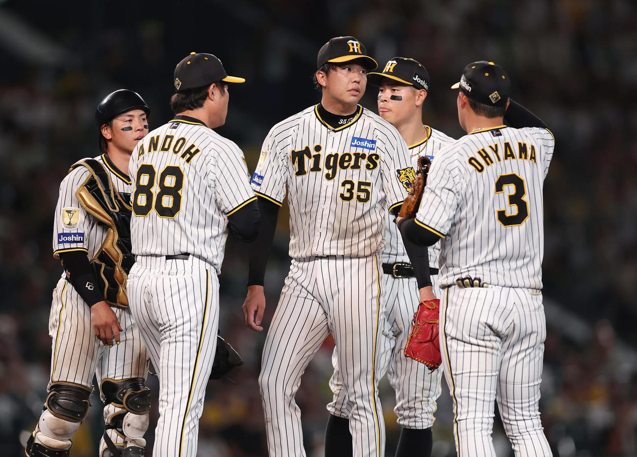 阪神対巨人　7回表巨人1死満塁、打者丸佳浩を迎えたところで降板となる才木（中央）（撮影・前田充）
