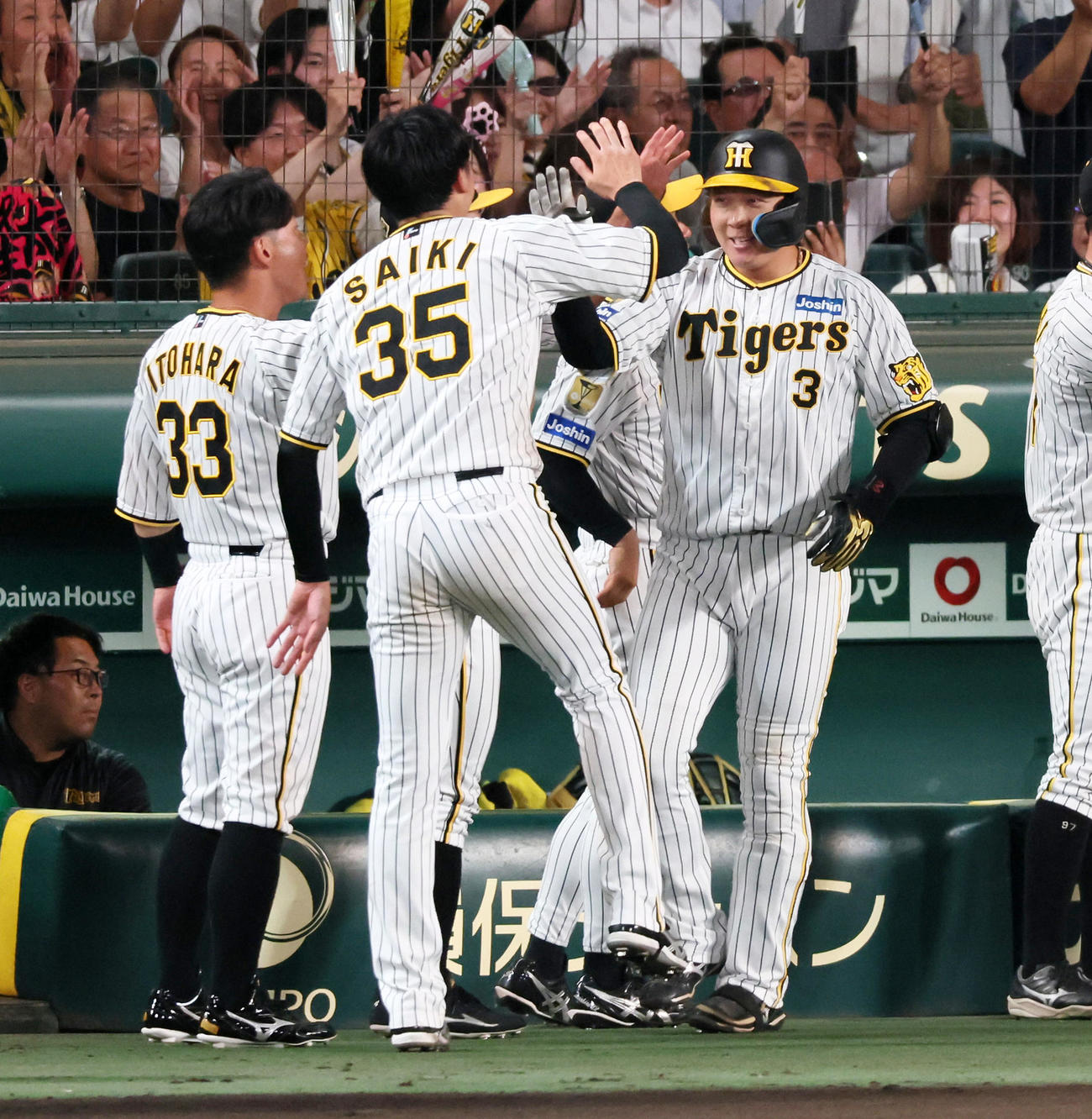 阪神対巨人　6回裏阪神無死一、二塁、左越え3点本塁打を放った大山（右）は笑顔で才木とタッチする（撮影・加藤哉）