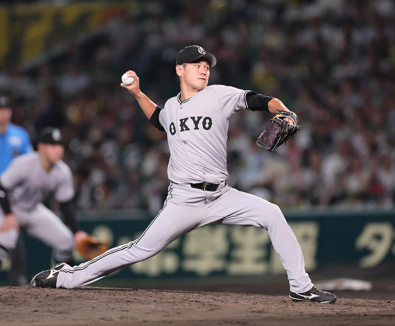 阪神隊巨人　7回から登板した巨人伊藤（撮影・足立雅史）