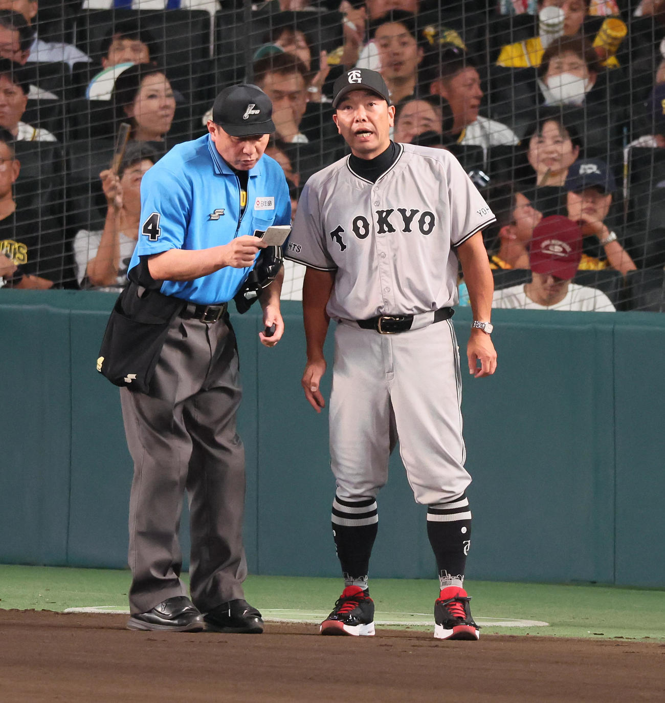 阪神対巨人　6回表を終え選手交代を告げる阿部監督（撮影・加藤哉）