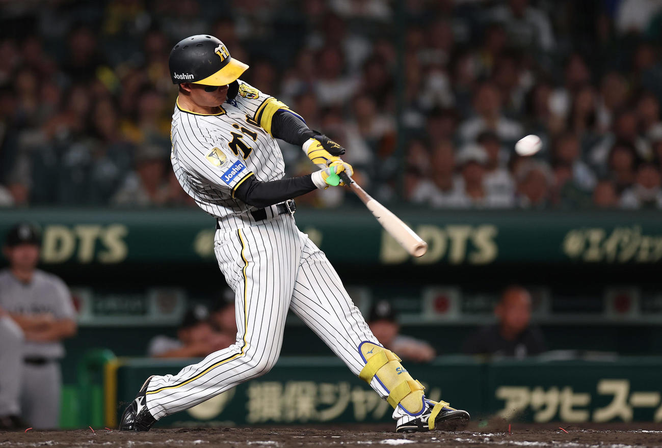 阪神対巨人　8回裏阪神無死、左中間へ本塁打を放つ森下（撮影・前田充）