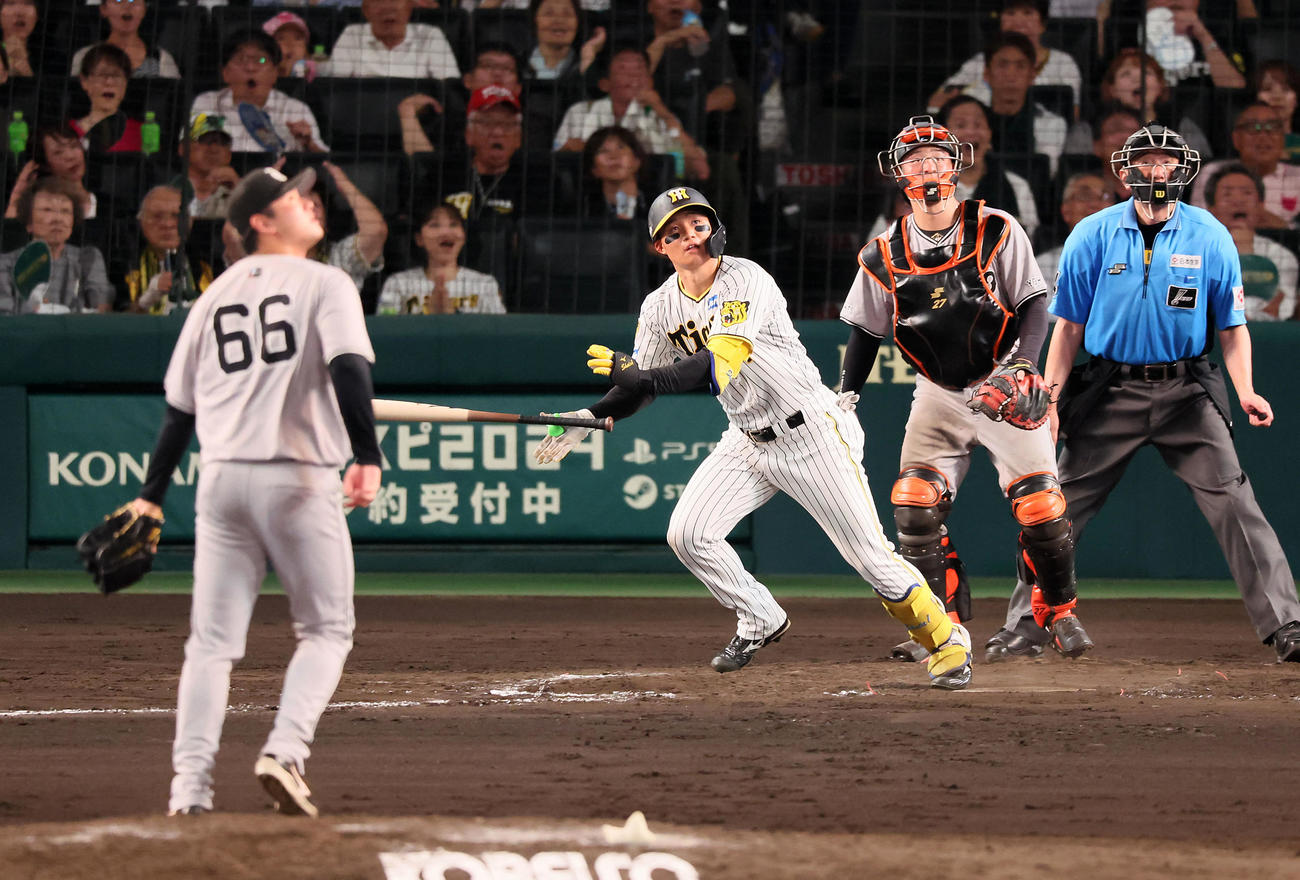 阪神対巨人　8回裏阪神無死、森下は左越えソロ本塁打を放つ。投手平内（撮影・加藤哉）