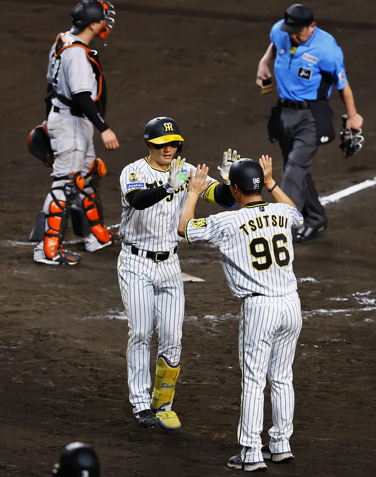 阪神対巨人　8回裏阪神無死、森下は左越えに本塁打を放ち生還する（撮影・藤尾明華）