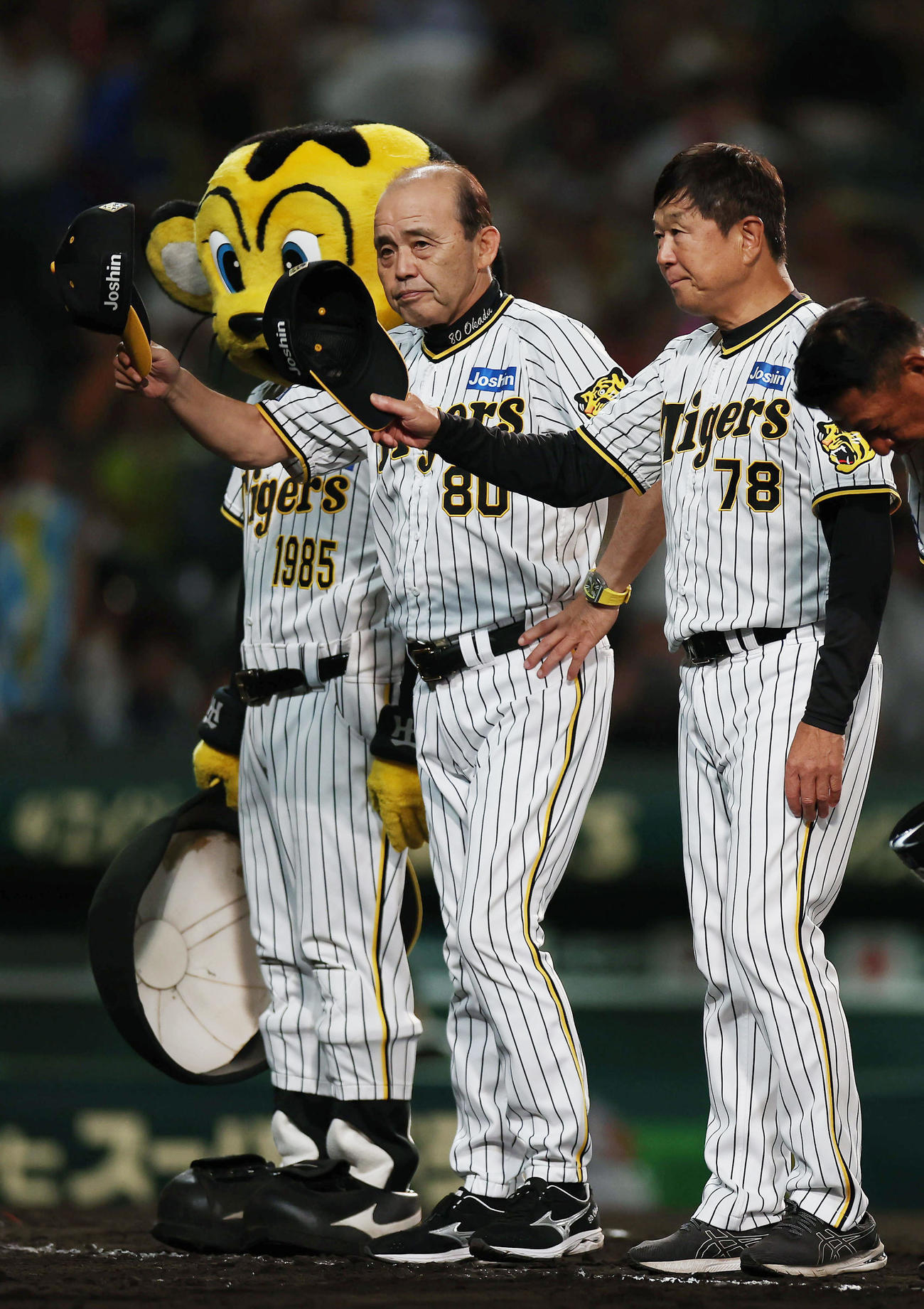 阪神対巨人　巨人に勝利しファンにあいさつする阪神岡田監督（左）と平田ヘッドコーチ（撮影・前田充）