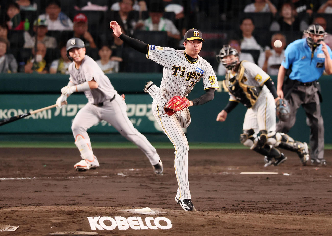 阪神対巨人　4回表巨人無死、才木は大城卓の遊撃への打球にジャンプする（撮影・加藤哉）