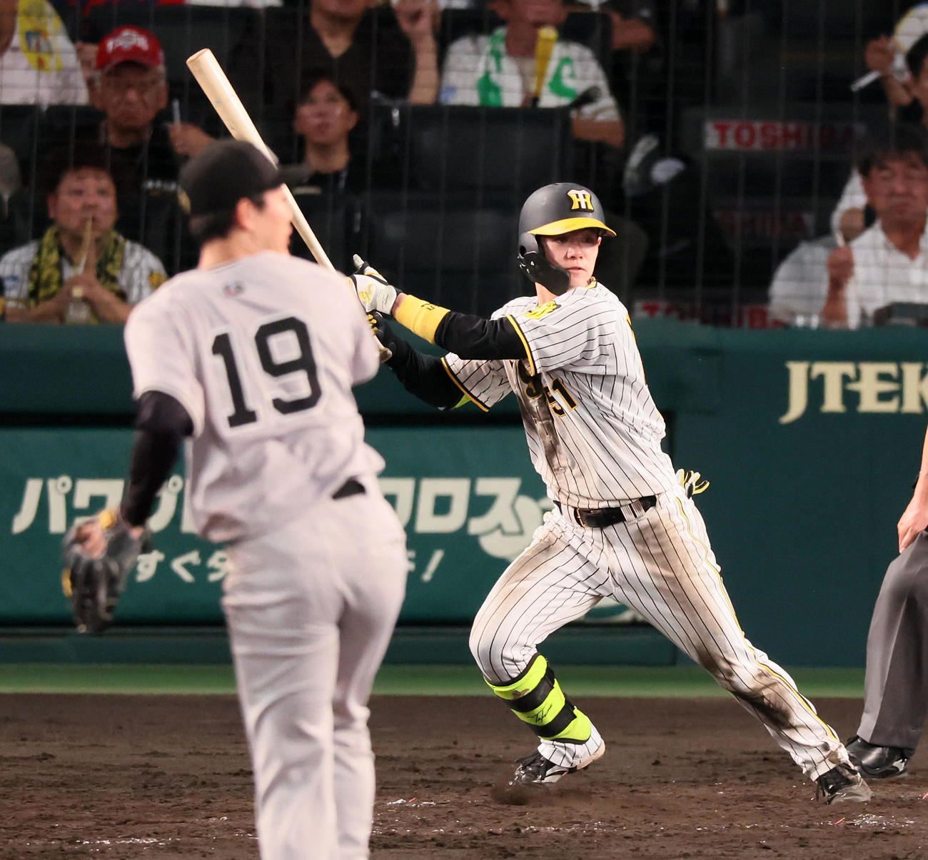 阪神対巨人　4回裏阪神無死、中野は左前打を放つ（撮影・加藤哉）