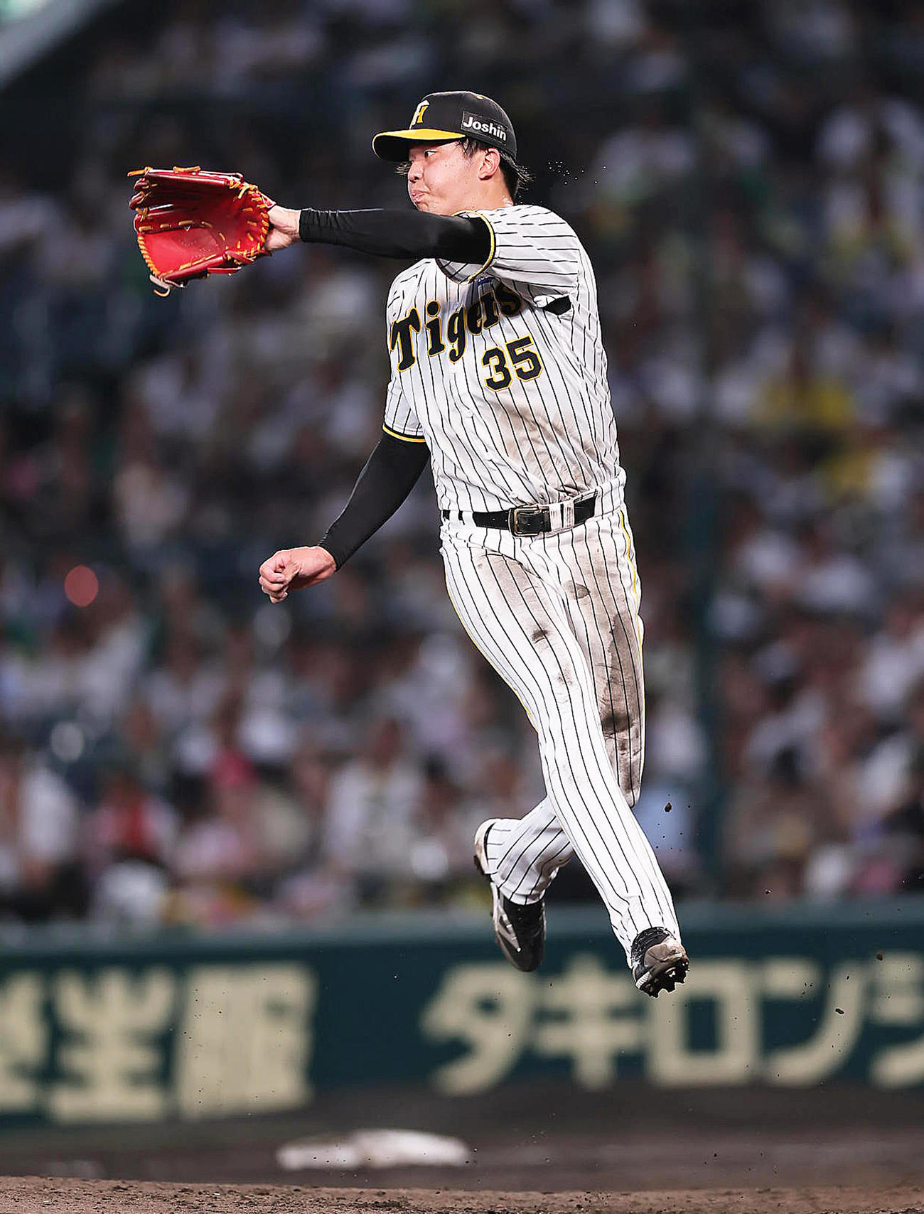 阪神隊巨人　4回表巨人無死、大城卓三の打球に飛びつく才木（撮影・足立雅史）