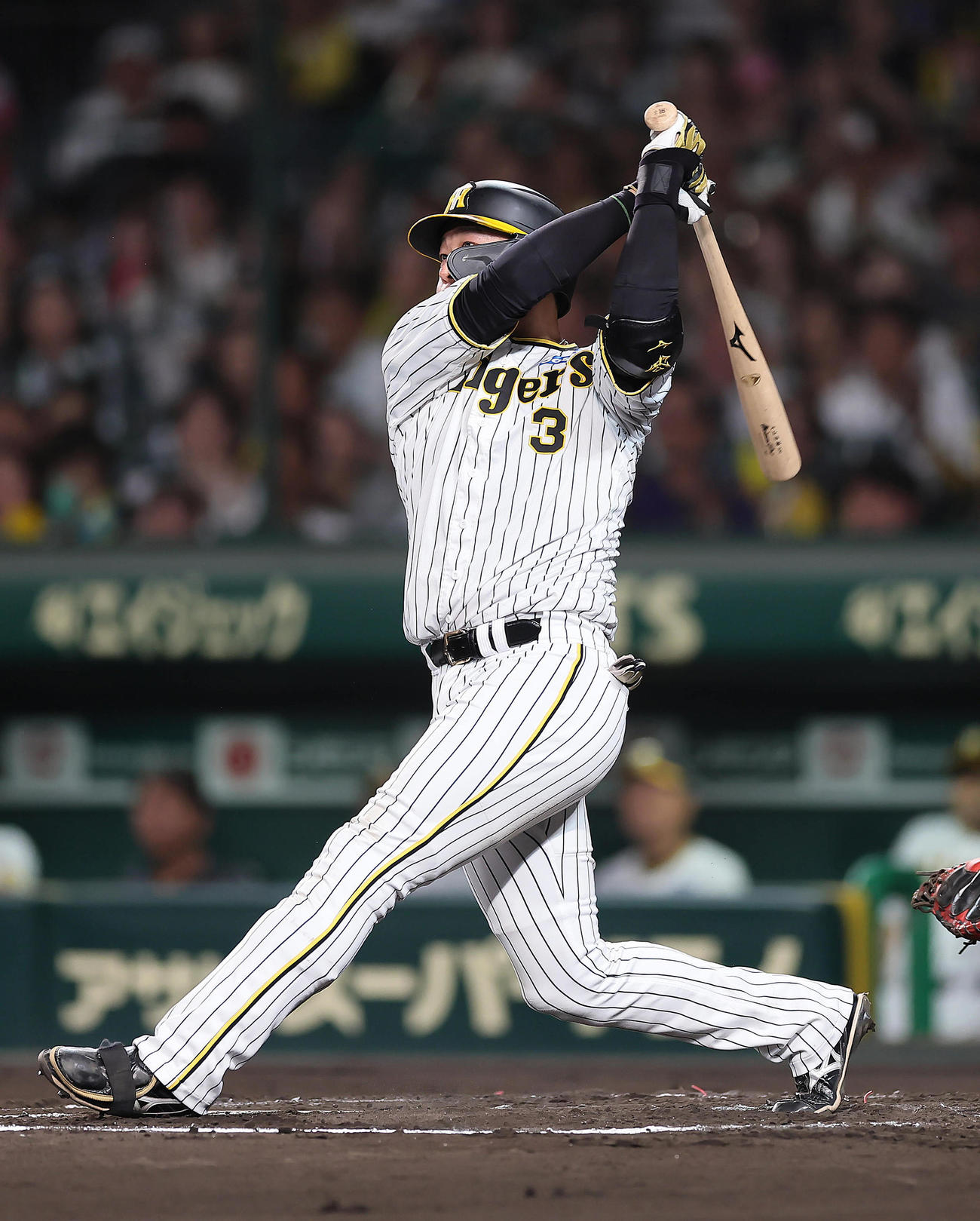 阪神隊巨人　5回裏阪神無死一、二塁、大山は左越え3点本塁打を放つ（撮影・足立雅史）