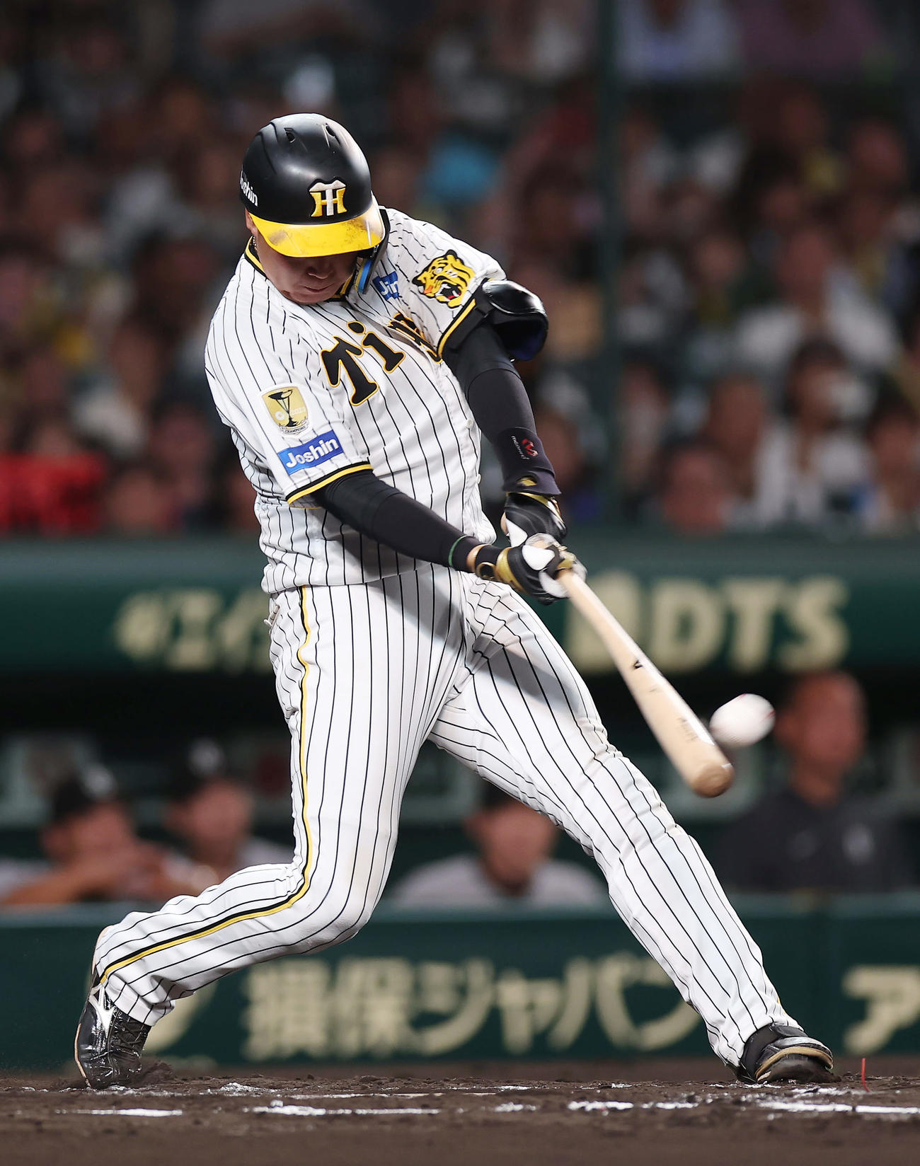 阪神対巨人　6回裏阪神無死一、二塁、左越え3点本塁打を放つ大山（撮影・前田充）
