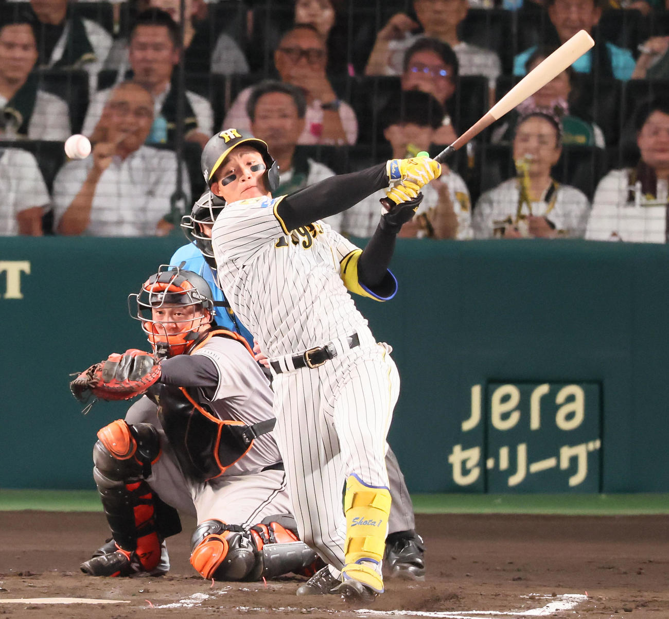 阪神対巨人　6回裏阪神無死、森下は中前打を放つ（撮影・加藤哉）