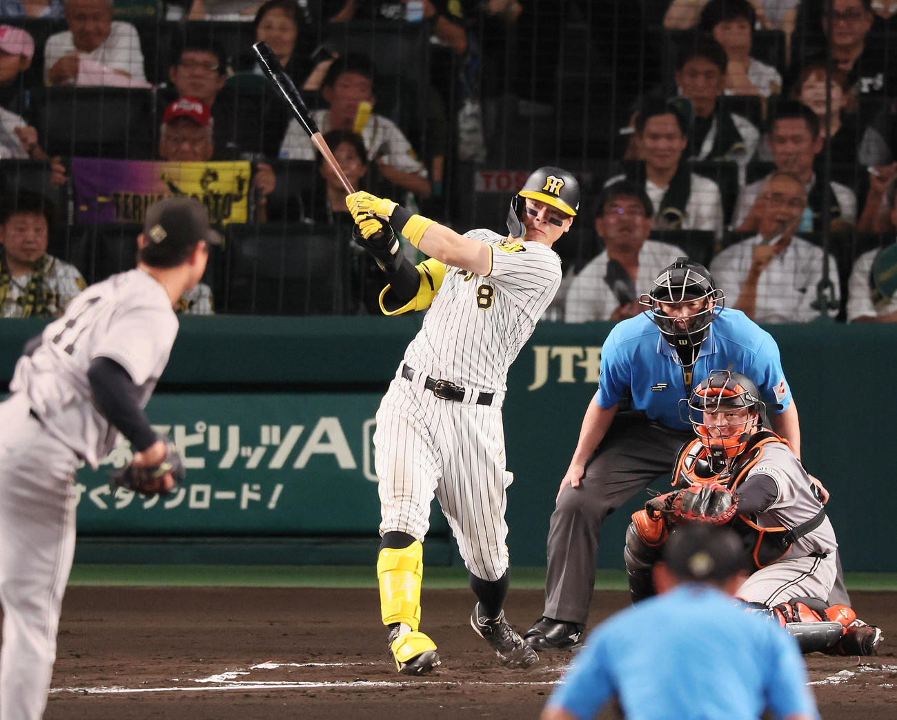 阪神対巨人　6回裏阪神無死一塁、佐藤輝は右前打を放つ（撮影・加藤哉）