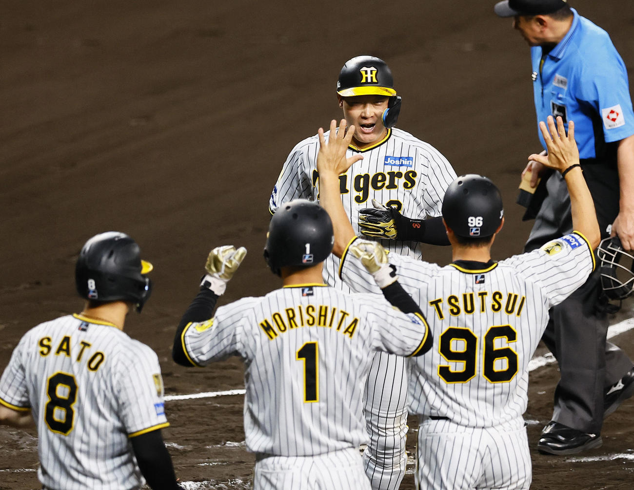 阪神対巨人　6回裏阪神無死一、二塁、左越えに3点本塁打を放ち生還する大山（撮影・藤尾明華）