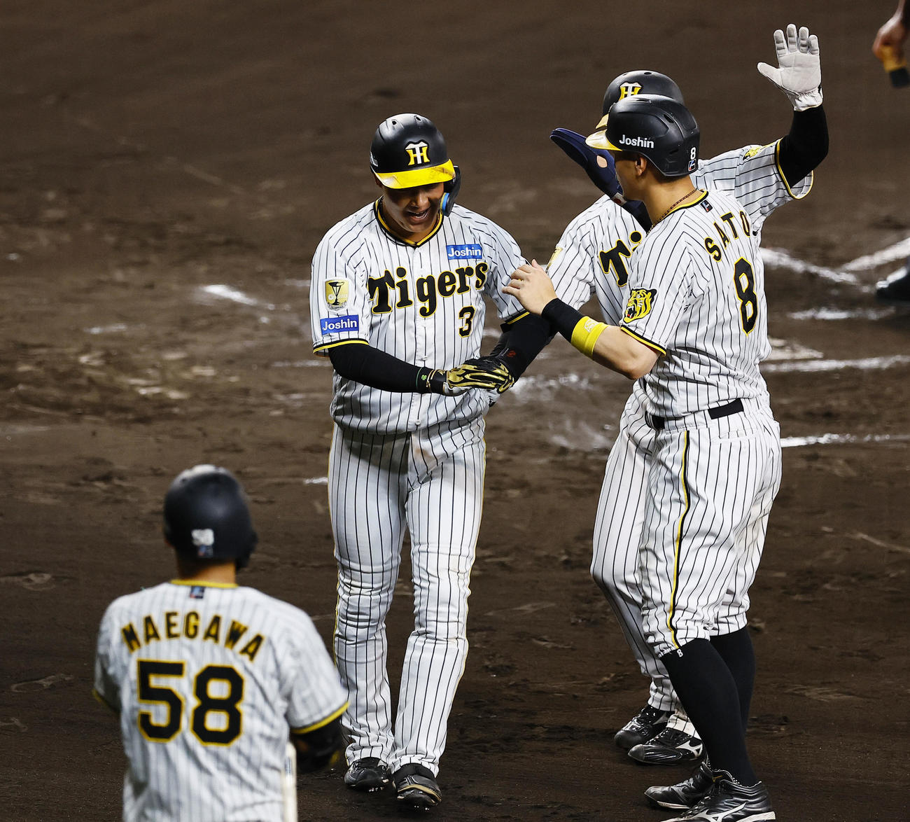 阪神対巨人　6回裏阪神無死一、二塁、左越えに3点本塁打を放ち生還する大山（撮影・藤尾明華）