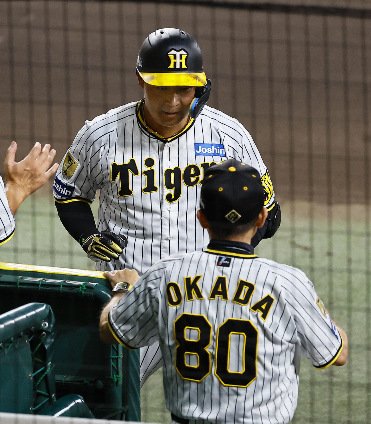 阪神対巨人　6回裏阪神無死一、二塁、左越えに3点本塁打を放ち岡田監督に出迎えられる大山（撮影・藤尾明華）