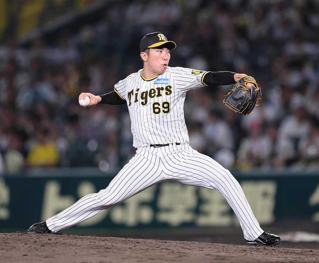 阪神隊巨人　8回から登板した阪神石井（撮影・足立雅史）