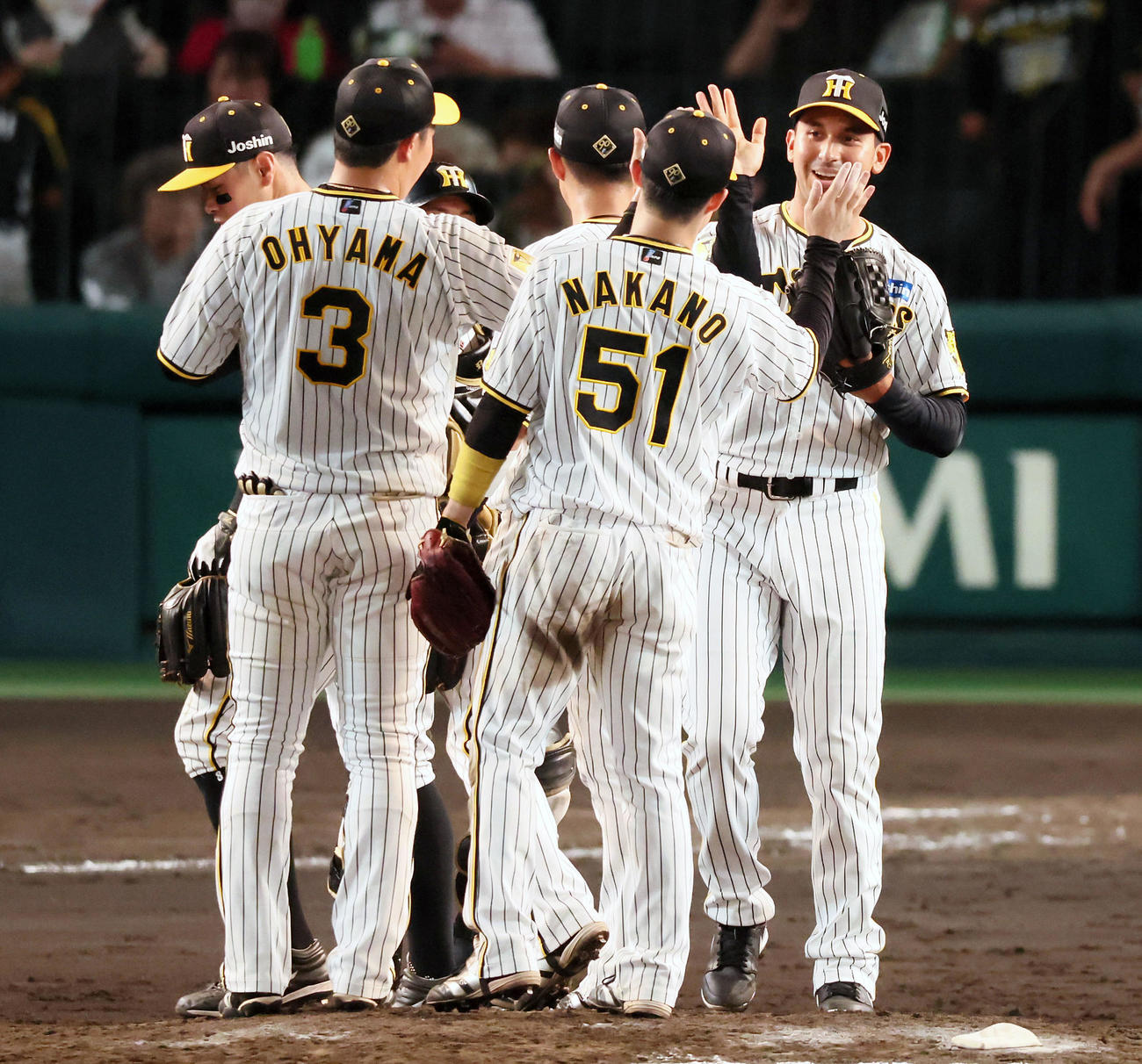 阪神対巨人　巨人に勝利しナインとタッチするゲラ（撮影・加藤哉）