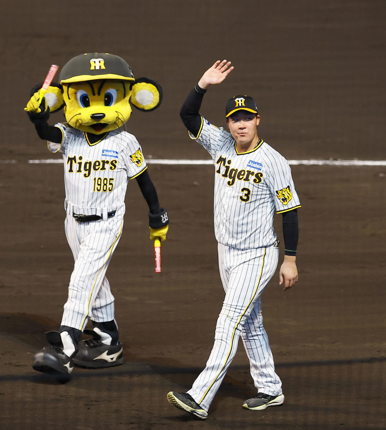 阪神対巨人　ファンの声援に手を振る阪神大山（撮影・藤尾明華）