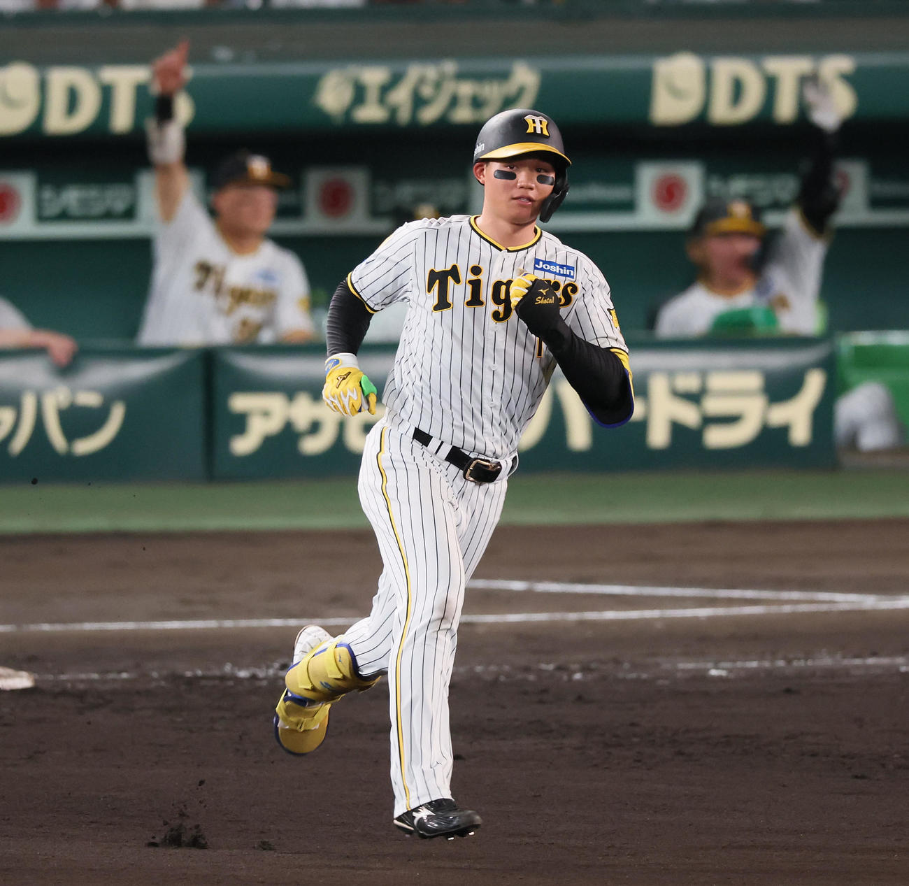阪神対巨人　8回裏阪神無死、森下は左越えソロ本塁打を放つ（撮影・加藤哉）