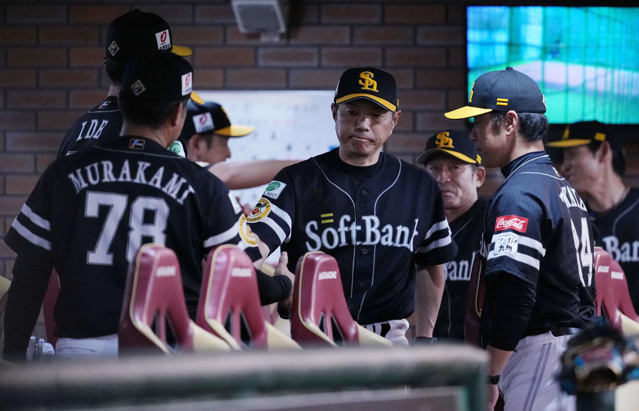 楽天対ソフトバンク　楽天に勝利し、タッチを交わすソフトバンク小久保監督（中央）（撮影・鈴木みどり）