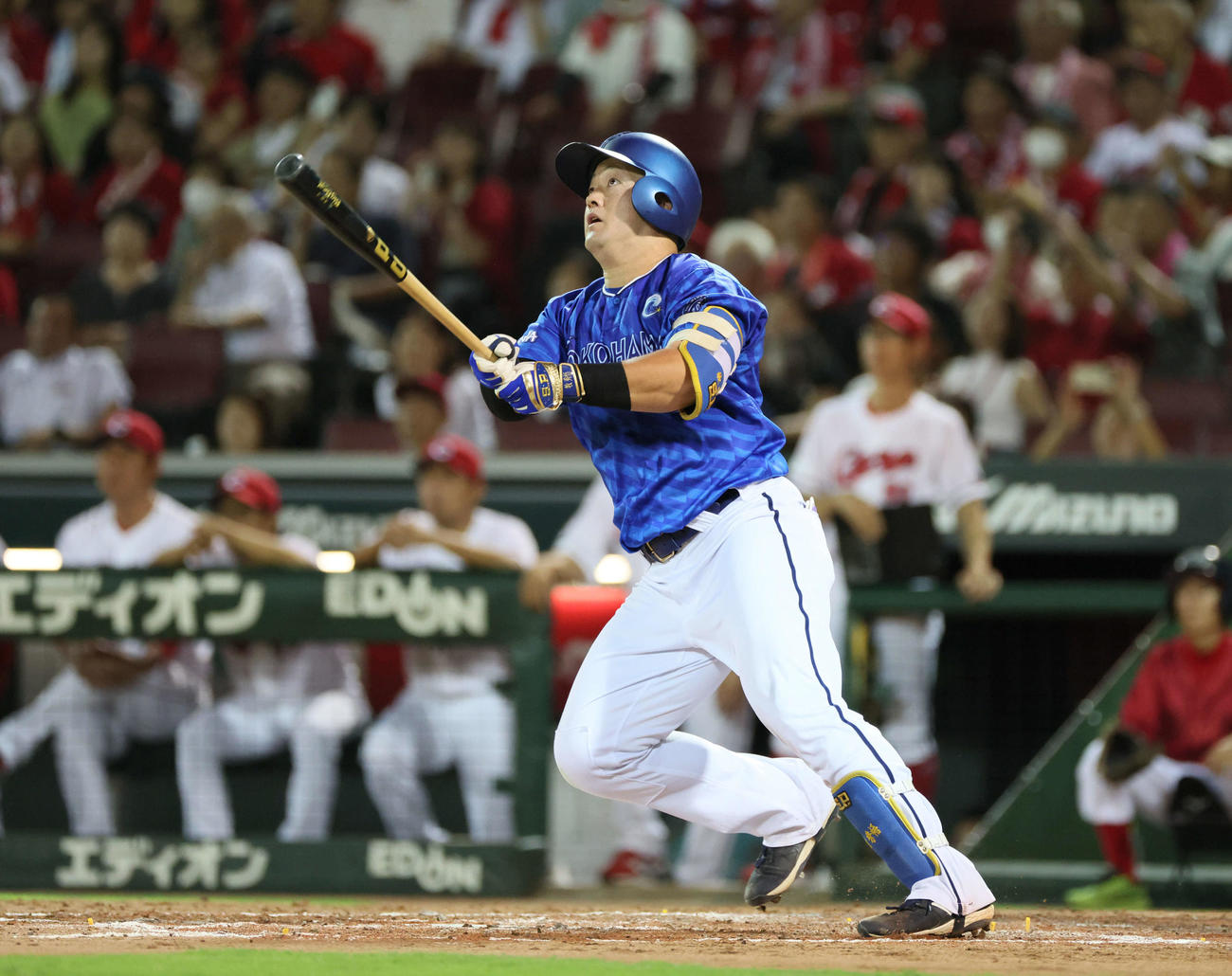 広島対DeNA 9回表DeNA2死一、二塁、牧は左越え3点本塁打を放つ（撮影・加藤孝規）