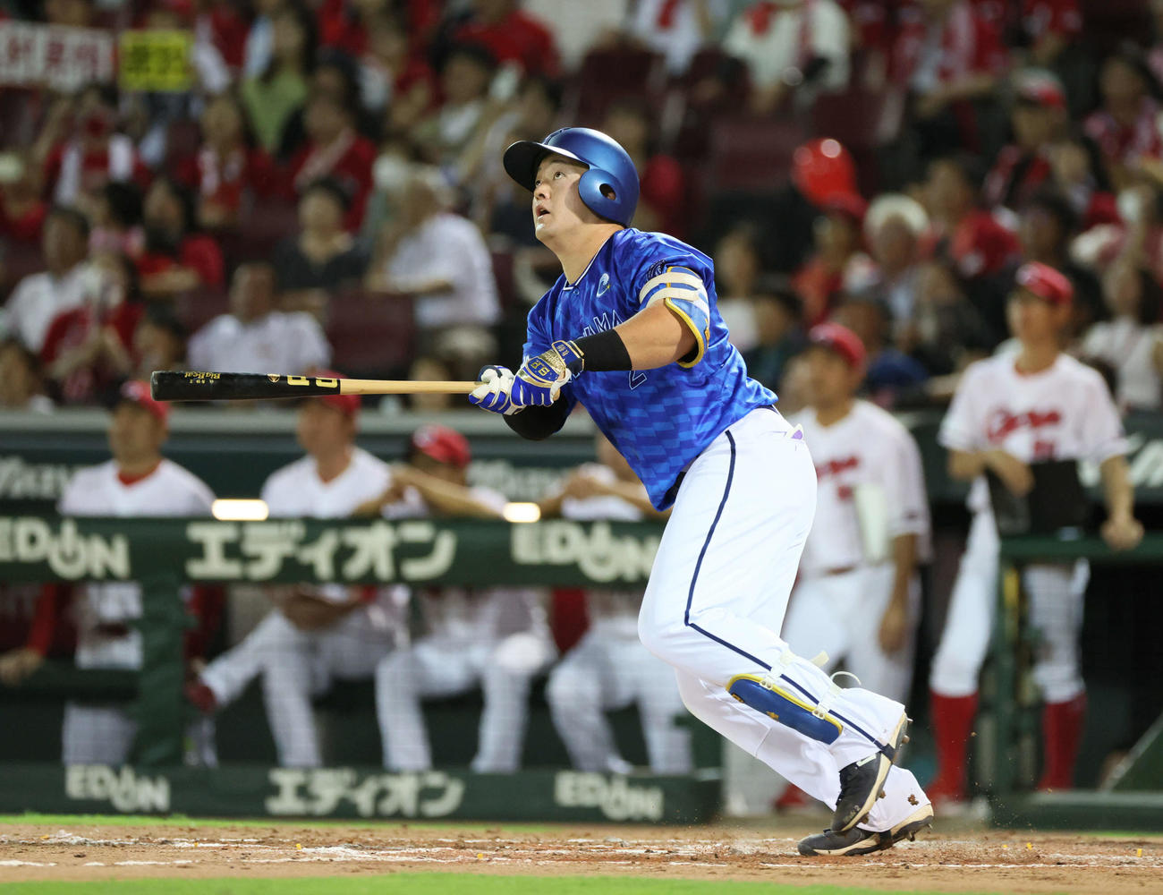 広島対DeNA 9回表DeNA2死一、二塁、牧は左越え3点本塁打を放つ（撮影・加藤孝規）