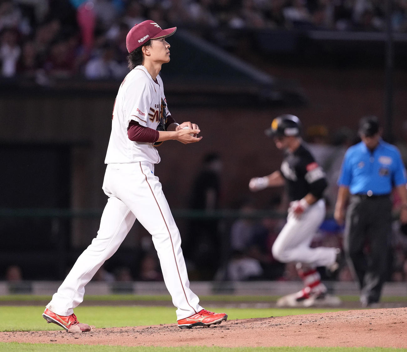 楽天対ソフトバンク　7回表ソフトバンク1死二塁、栗原に右越え2点本塁打を浴びる早川（撮影・鈴木みどり）