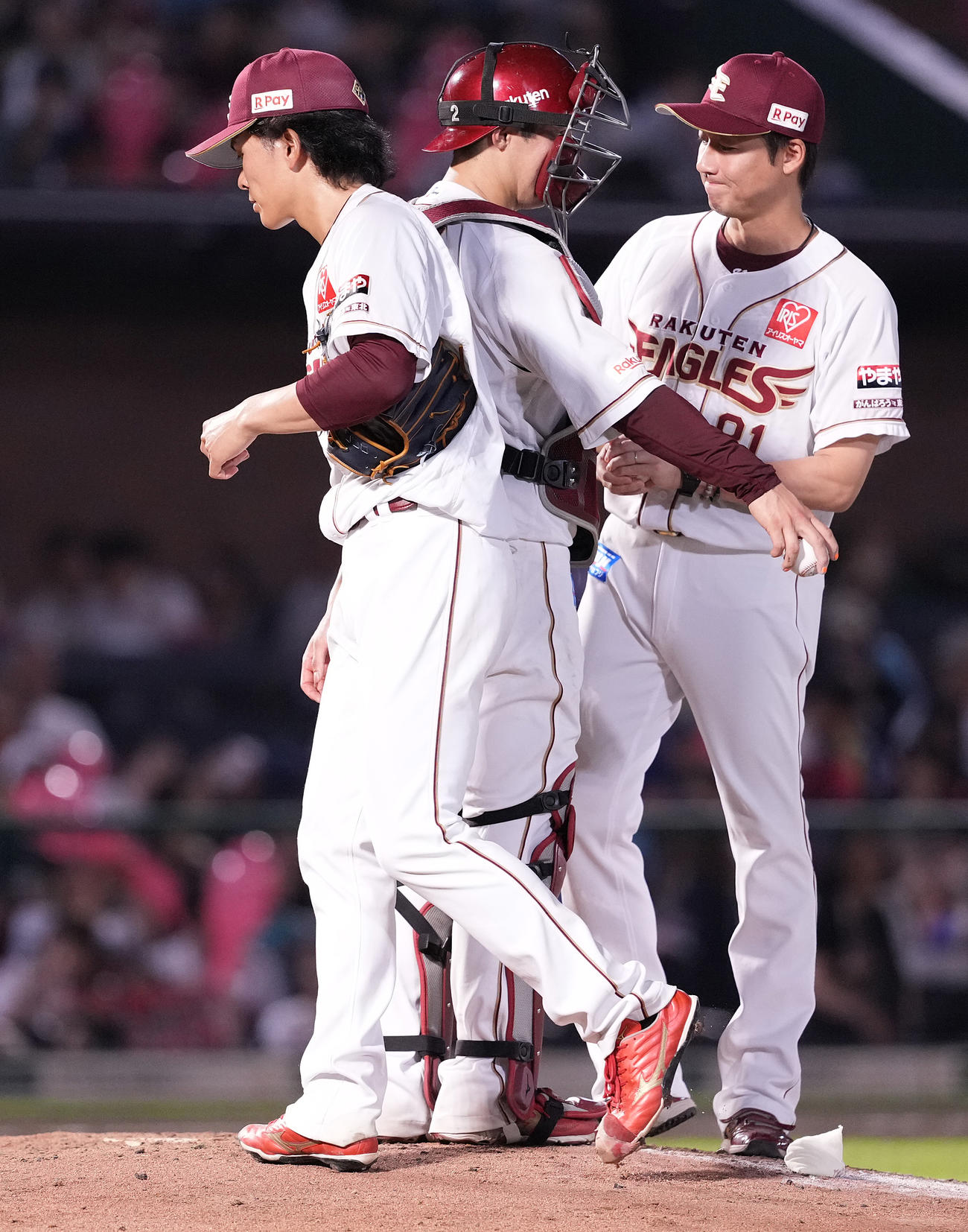 楽天対ソフトバンク　7回表途中で降板する楽天先発早川（左）（撮影・鈴木みどり）