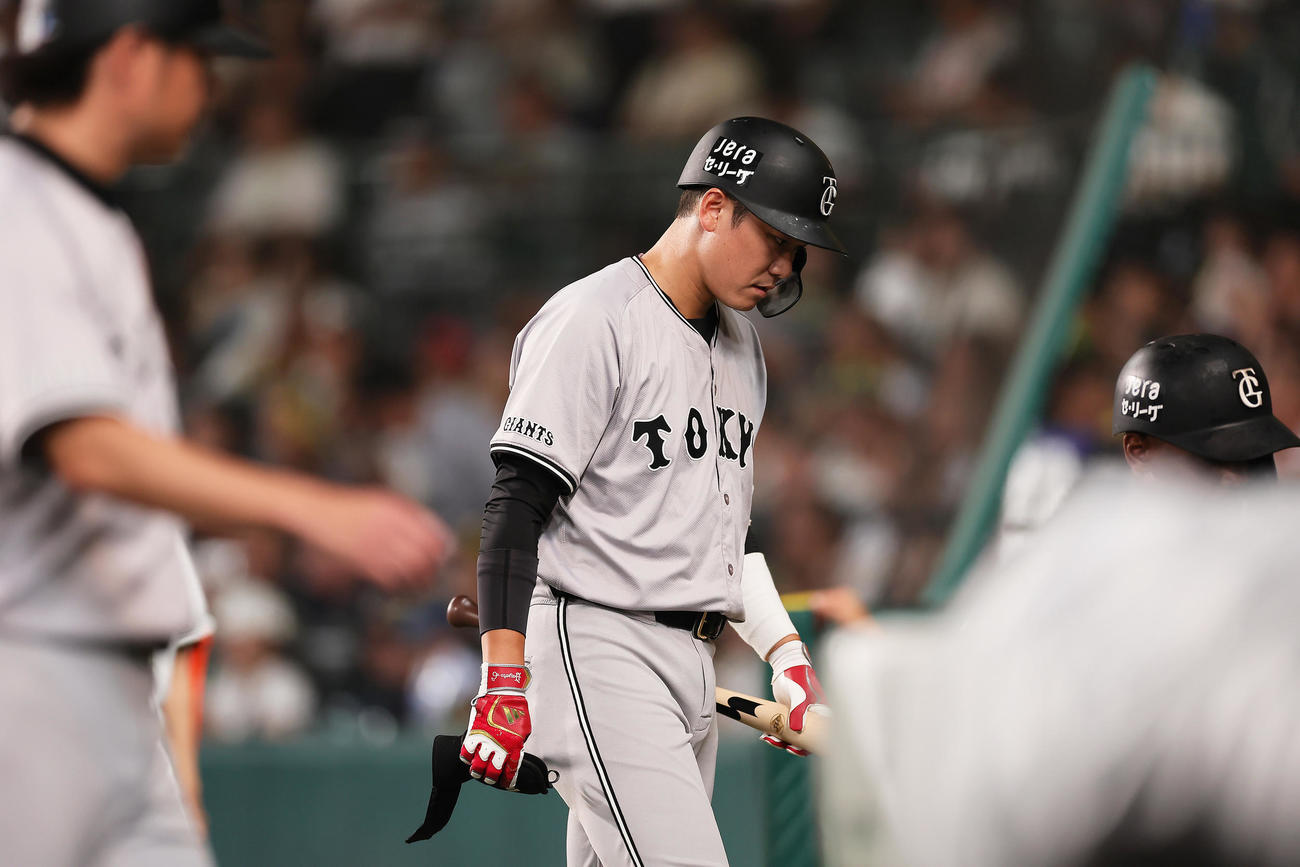 阪神隊巨人　7回表巨人2死一、三塁、代打坂本は見逃し三振に倒れがっくりとうつむく（撮影・足立雅史）