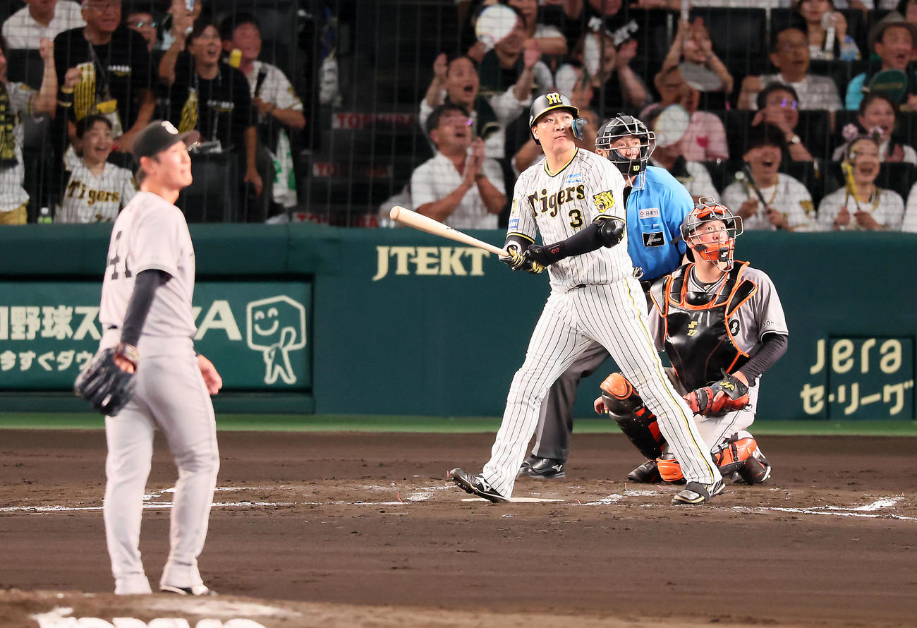 阪神対巨人　6回裏阪神無死一、二塁、大山は左越え3点本塁打を放つ。投手中川（撮影・加藤哉）