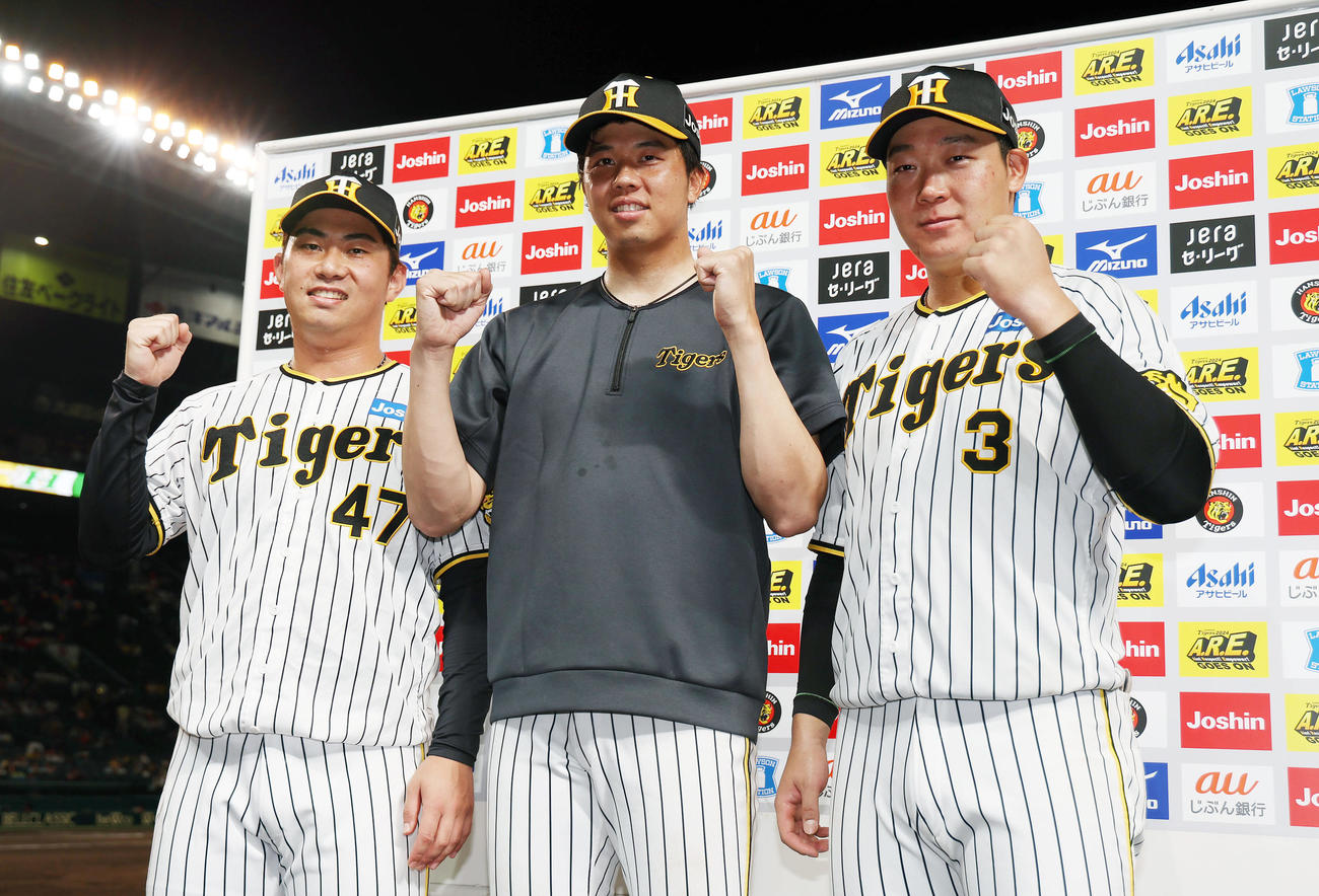 阪神対巨人　ヒーローインタビューを終えお立ち台でガッツポーズする、左から阪神桐敷、才木、大山（撮影・前田充）