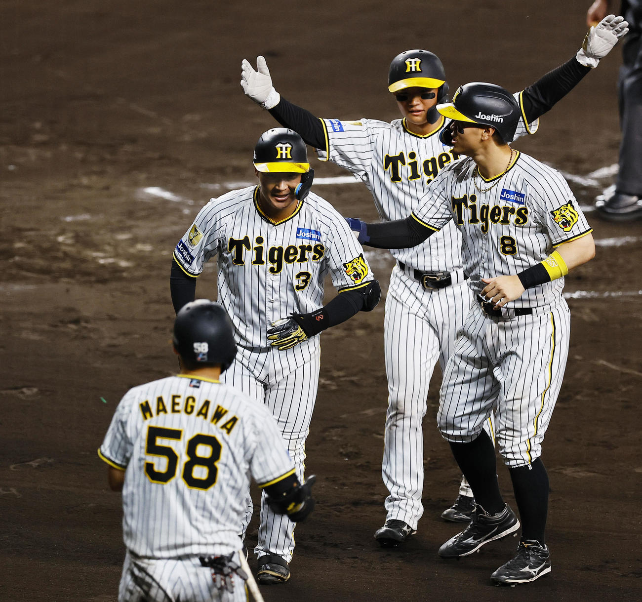 阪神対巨人　6回裏阪神無死一、二塁、左越えに3点本塁打を放ち、生還する大山（左から2人目）（撮影・藤尾明華）