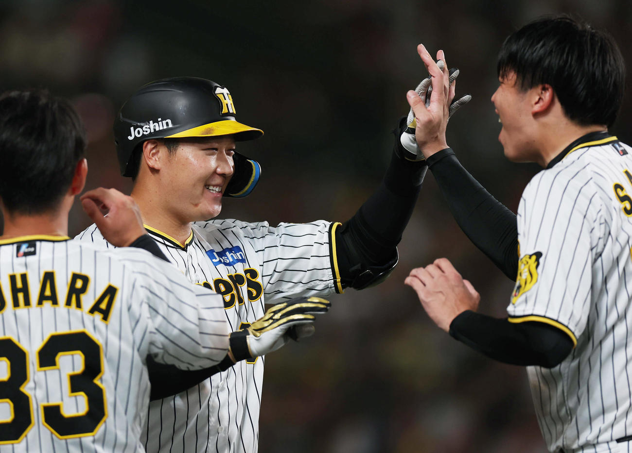 阪神対巨人　6回裏阪神無死一、二塁、大山は左越え3点本塁打を放ち、才木（右）と笑顔でタッチする（撮影・前田充）