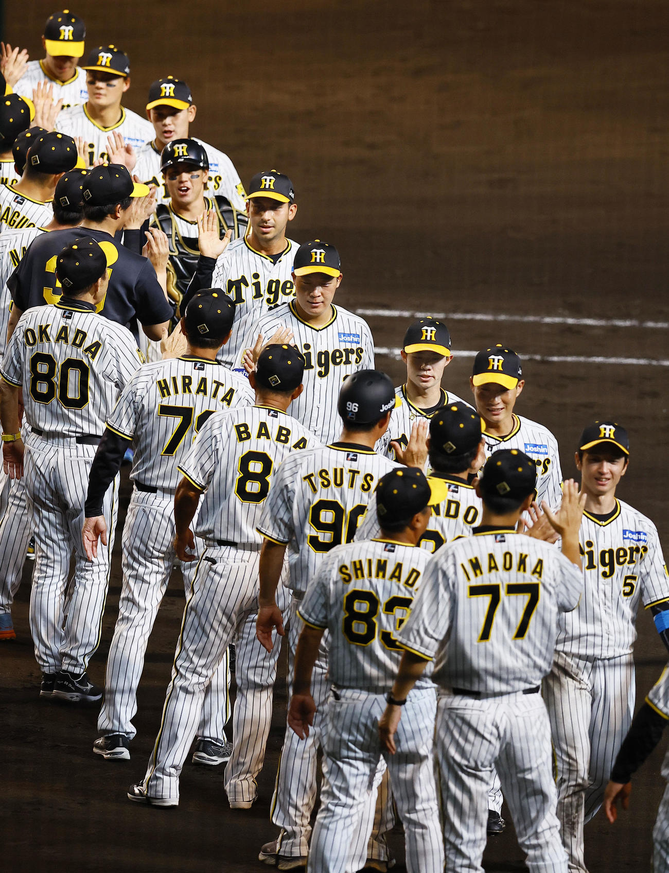 阪神対巨人　巨人に勝利し、タッチを交わす阪神ナイン（撮影・藤尾明華）