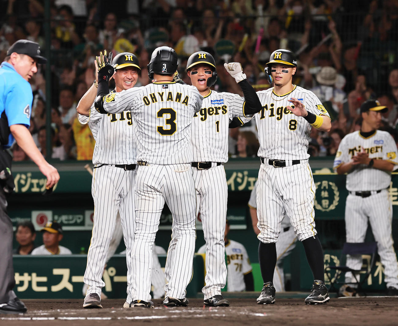 阪神隊巨人　6回裏阪神無死一、二塁、大山（左から2人目）は左越え3点本塁打を放ちタッチで迎えられる（撮影・足立雅史）