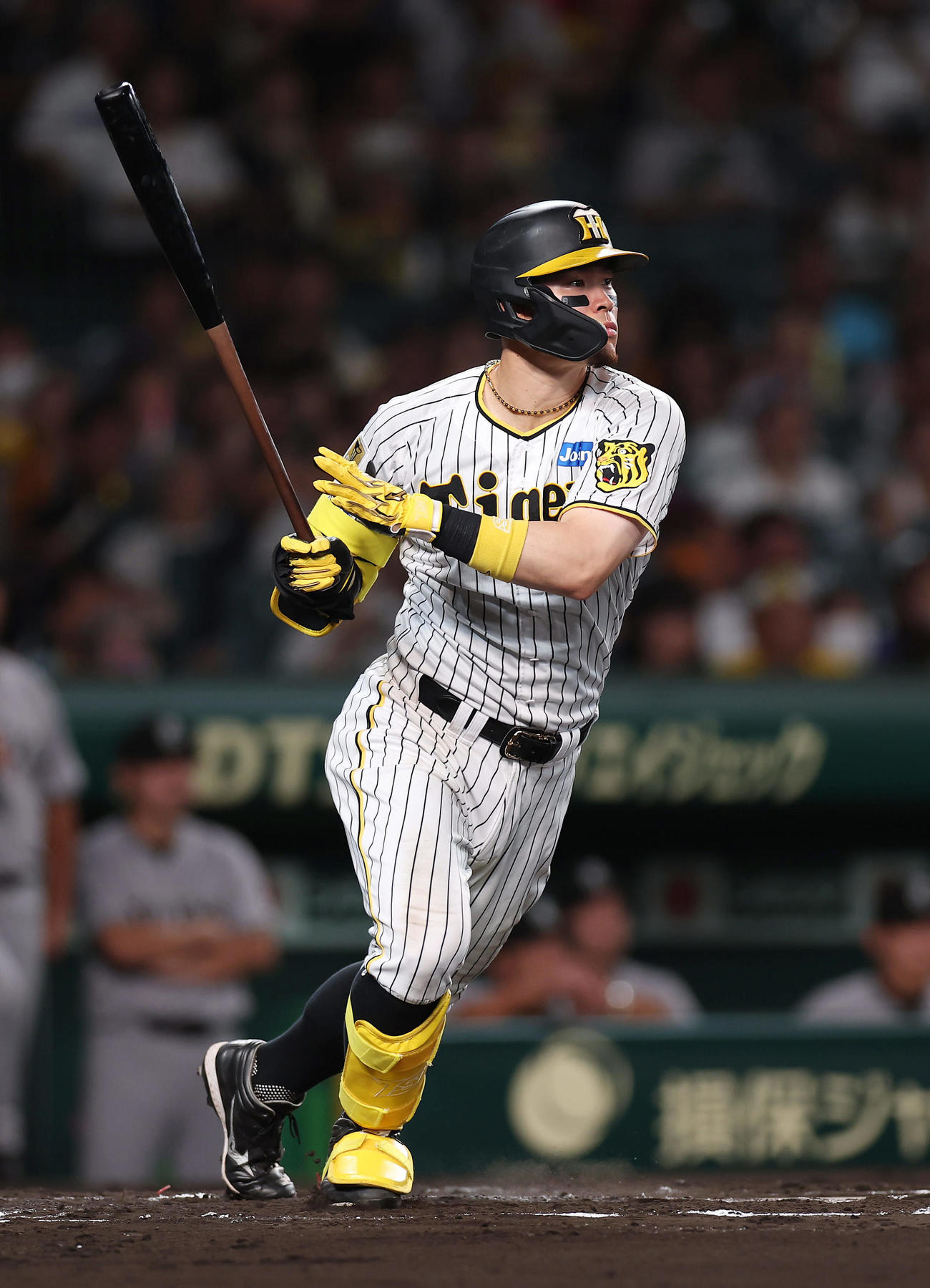 阪神対巨人　6回裏阪神無死一塁、佐藤輝は右前打を放ち2安打とする（撮影・前田充）