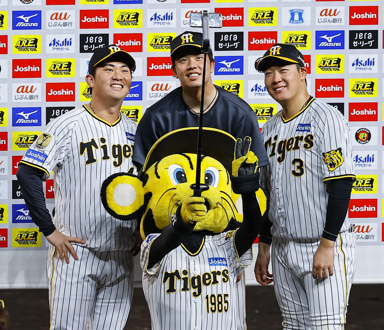 阪神対巨人　お立ち台でトラッキーと自撮りする、左から阪神桐敷、才木、大山（撮影・藤尾明華）