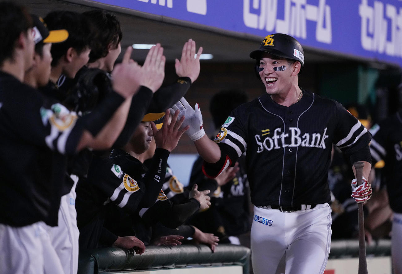 楽天対ソフトバンク　7回表ソフトバンク1死二塁、右越え2点本塁打を放った栗原はナインと笑顔でハイタッチ（撮影・鈴木みどり）