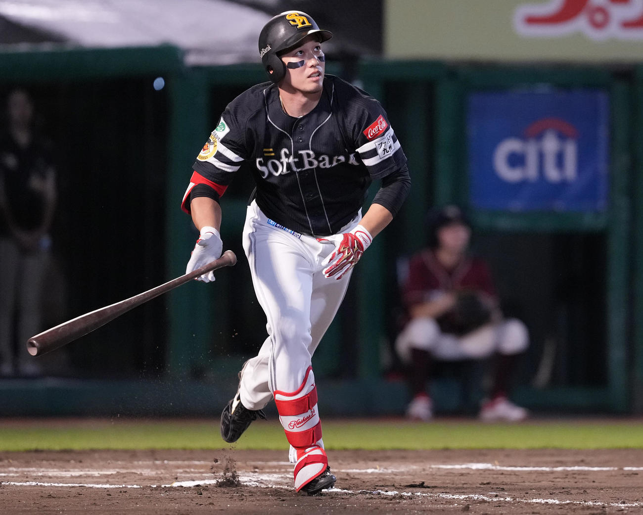 楽天対ソフトバンク　7回表ソフトバンク1死二塁、右越え2点本塁打を放つ栗原（撮影・鈴木みどり）