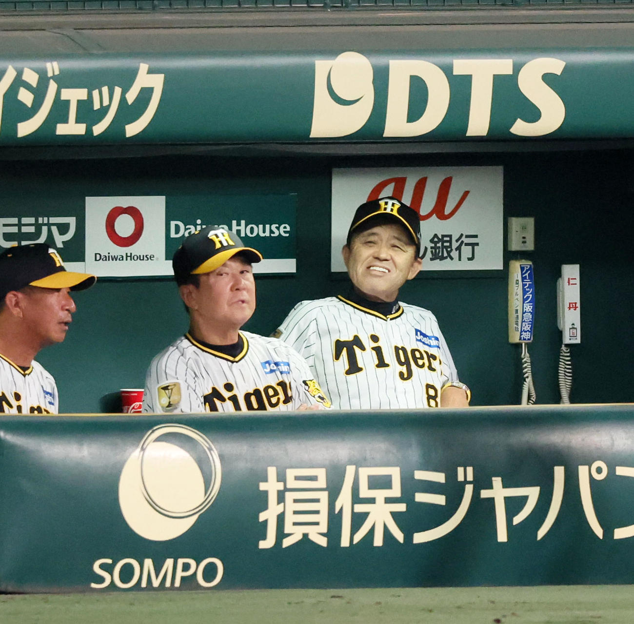 阪神対巨人　5回裏、ベンチで白い歯を見せる岡田監督（撮影・加藤哉）