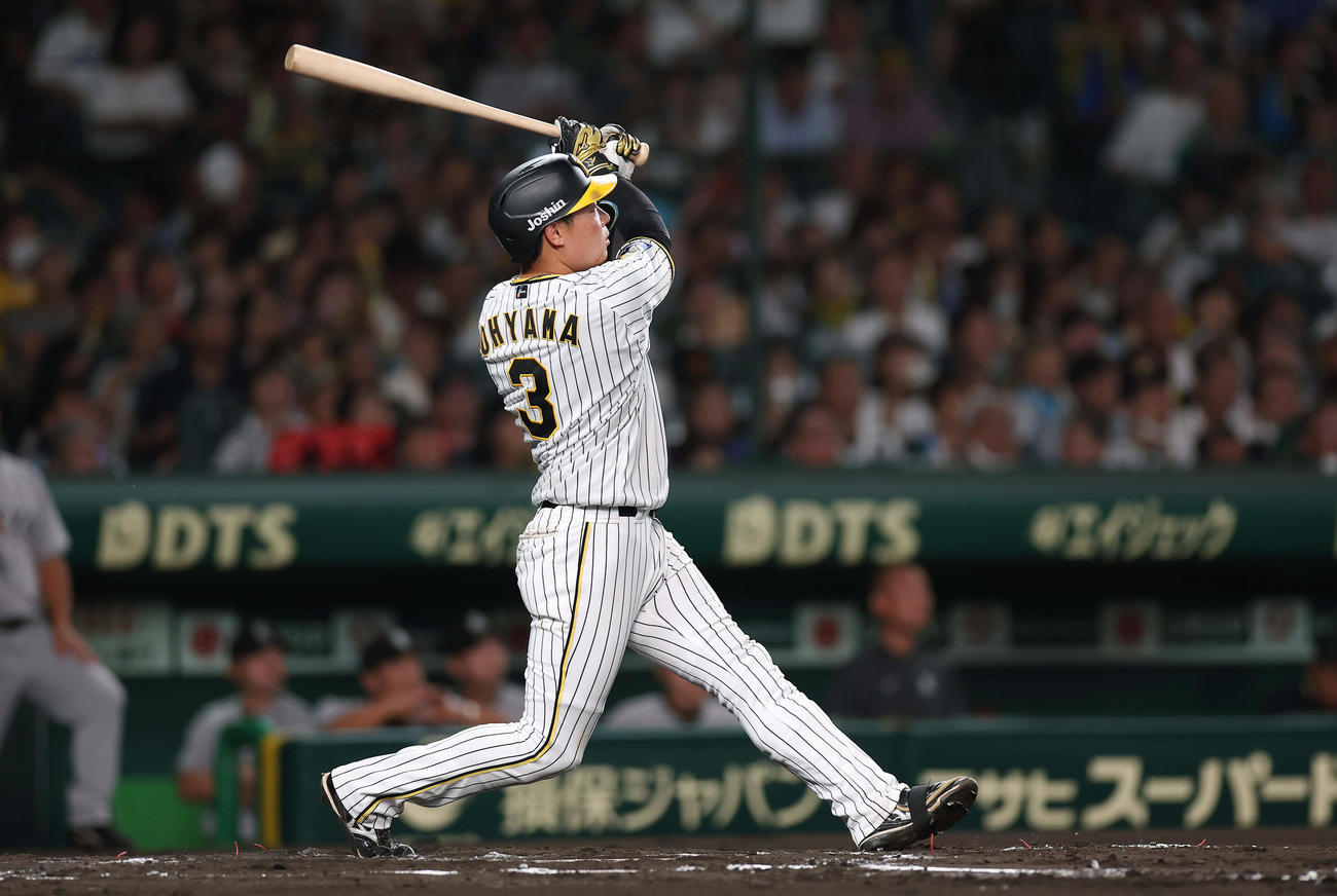 阪神対巨人　6回裏阪神無死一、二塁、左越え3点本塁打を放つ大山（撮影・前田充）