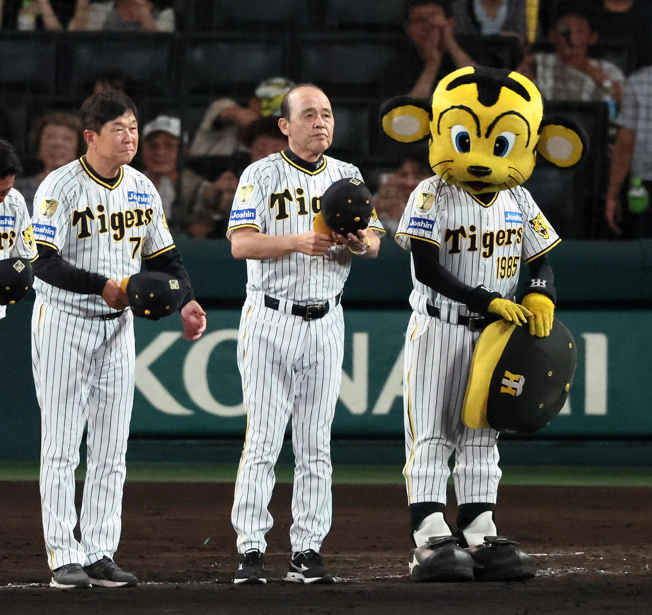 阪神対巨人　巨人に勝利しスタンドへあいさつする岡田監督。左は平田ヘッドコーチ（撮影・加藤哉）