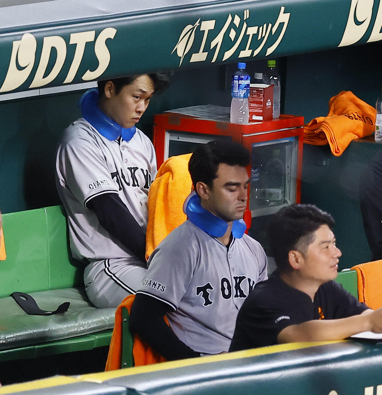 阪神対巨人　5回、ベンチで首元を冷やす巨人山崎伊（左）とモンテス（中央）（撮影・藤尾明華）