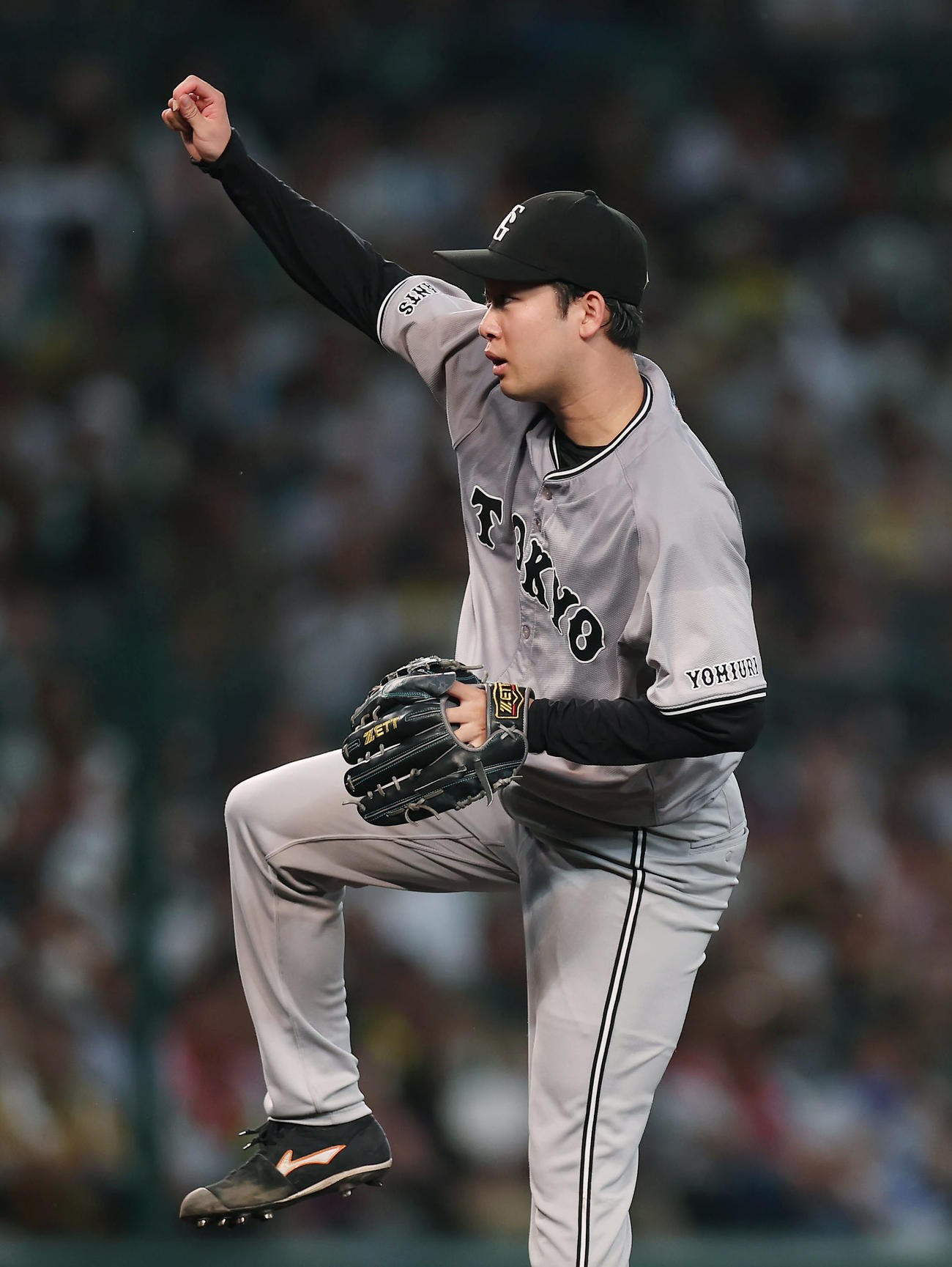 阪神対巨人　力投する巨人先発の山崎伊（撮影・前田充）