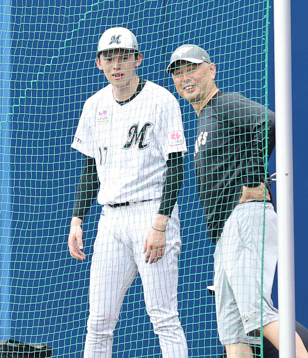 ロッテ対西武　言葉を交わすロッテ佐々木（左）と吉井監督（撮影・鈴木正人）