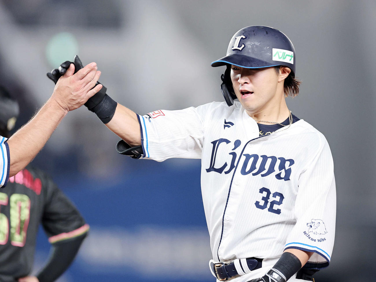 ロッテ対西武　9回表西武2死二塁、山村は右前適時打を放ち雄たけびを上げる（撮影・鈴木正人）