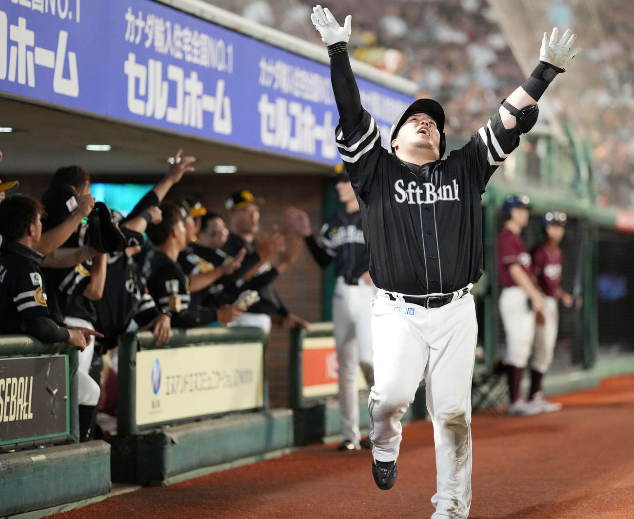 楽天対ソフトバンク　8回表ソフトバンク2死一塁、左越え2点本塁打を放ち、どすこいポーズする山川（撮影・鈴木みどり）
