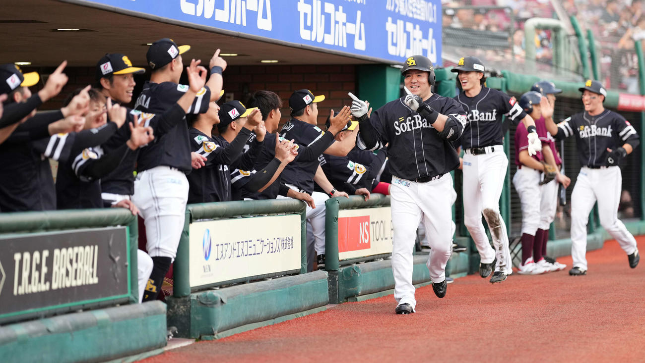 楽天対ソフトバンク　1回表ソフトバンク1死一、三塁、先制の左越え3点本塁打を放った山川（右から3人目）はベンチ前で笑顔（撮影・鈴木みどり）